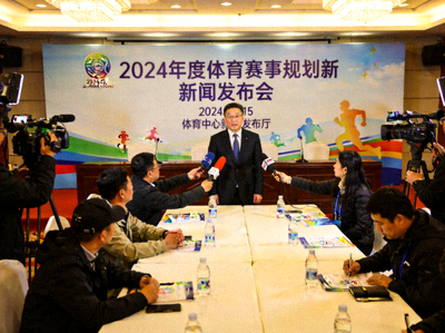 公司动态与体育资讯配图 - 体育新闻发布会的现场场景